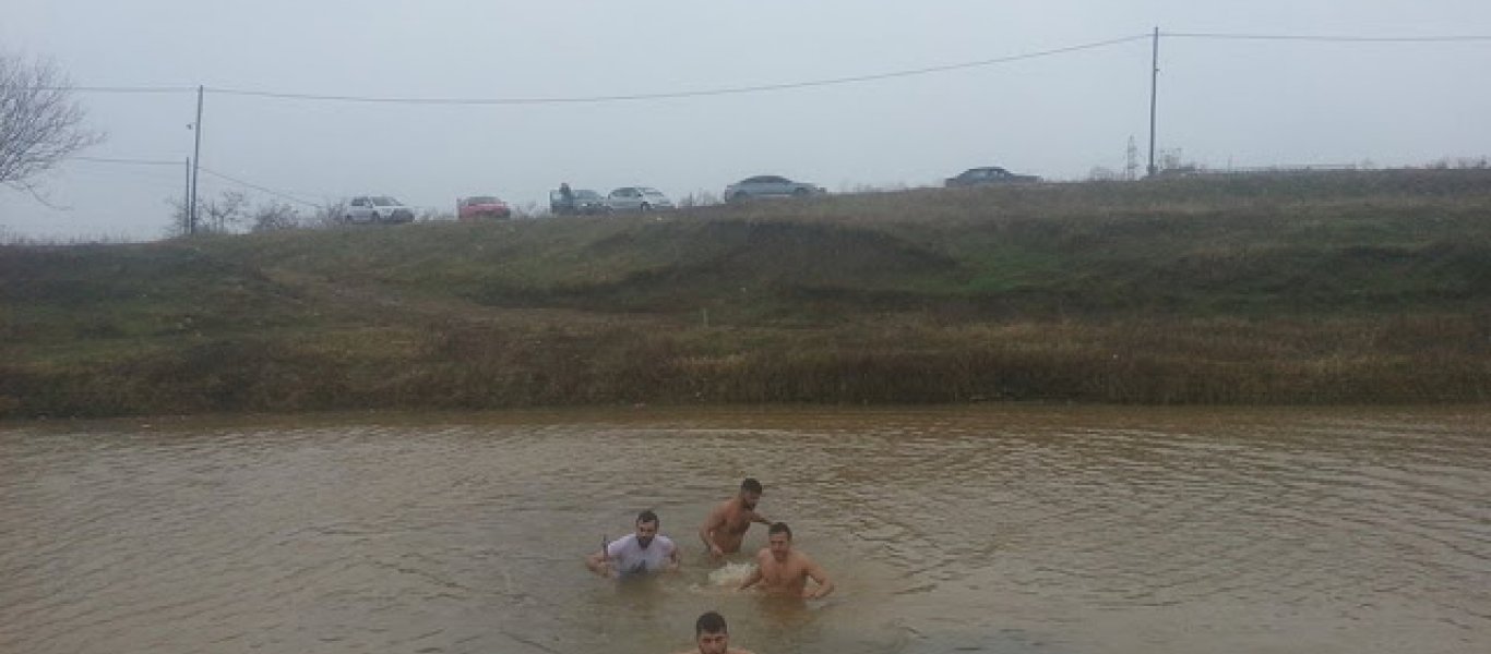 Θεοφάνεια: Υπό βροχή και αέρα τελέσθηκε ο Αγιασμός των υδάτων στη Ξάνθη (φωτό)